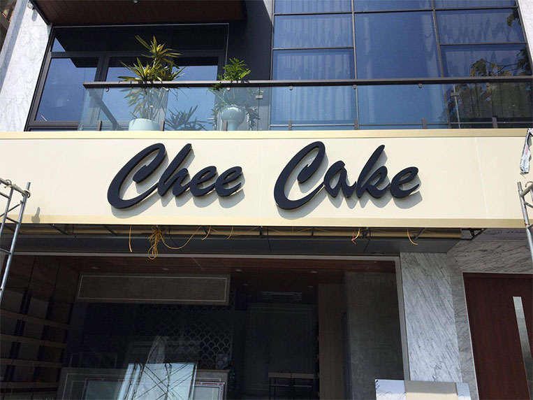 biển quảng cáo Alu chữ nổi cho tiệm bánh Chee Cake