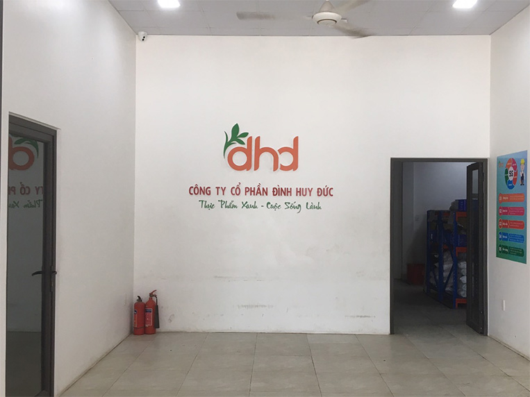 Thi công logo backdrop văn phòng CÔNG TY CỔ PHẦN ĐÌNH HUY ĐỨC