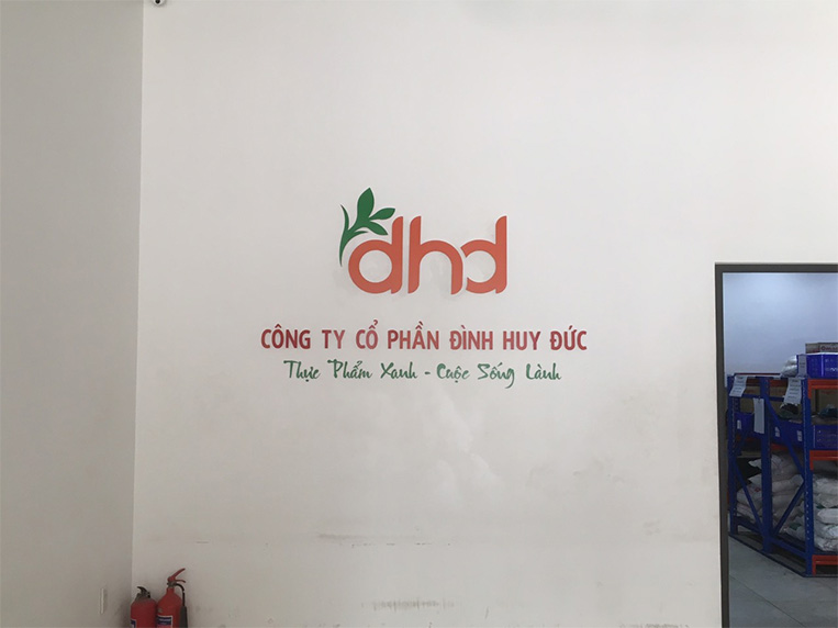 Thi công logo backdrop văn phòng CÔNG TY CỔ PHẦN ĐÌNH HUY ĐỨC