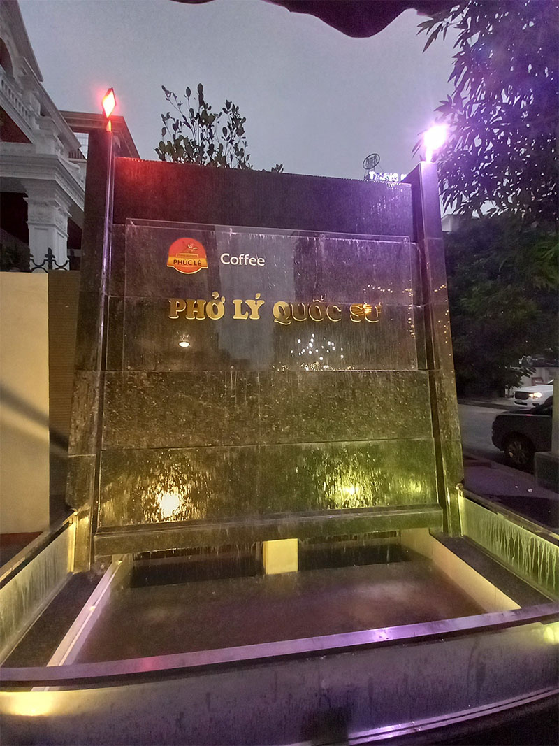 Biển backdrop kính gắn chữ nổi mica cho nhà hàng tại Hải Phòng