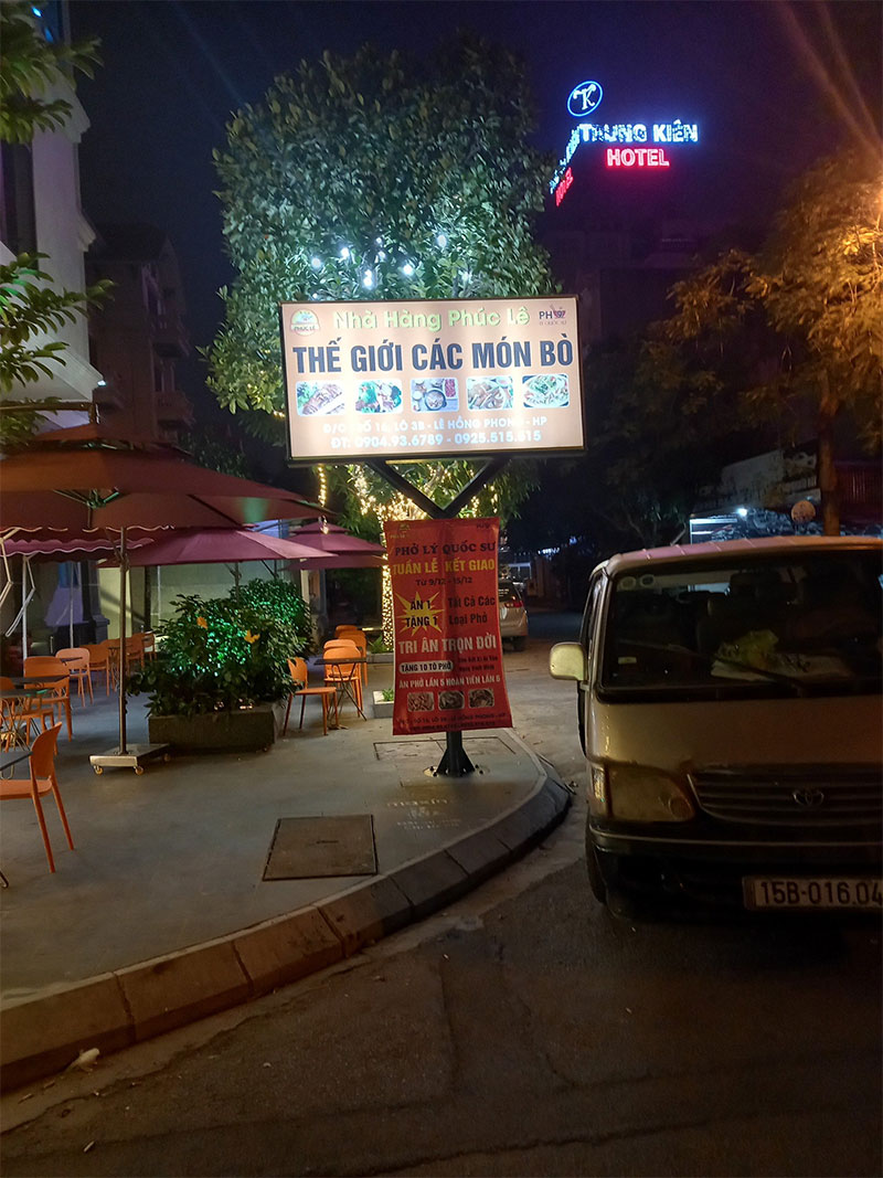 Biển vẫy quảng cáo cho nhà hàng tại Hải Phòng