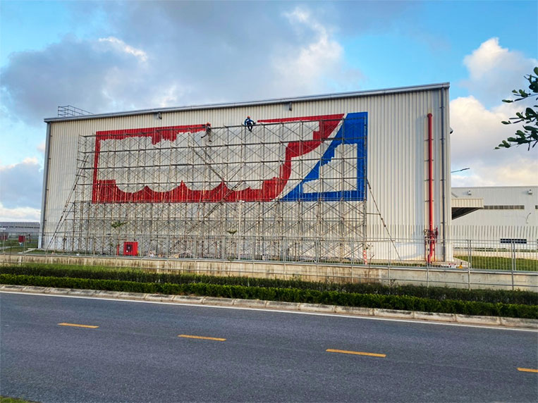 Dịch vụ sơn vẽ logo lên vách tôn nhà máy, vách tôn nhà xưởng tại Quảng Cáo Minh Long