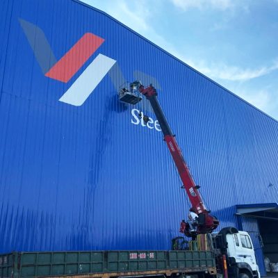 Sơn vẽ logo lên vách tôn nhà xưởng