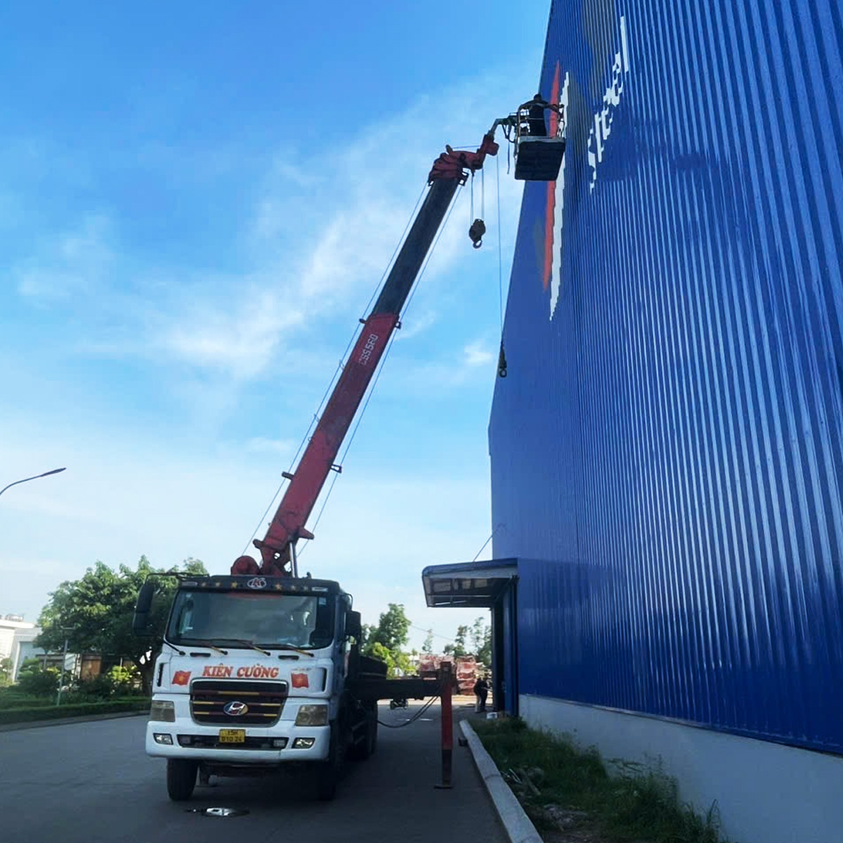 Sơn vẽ logo lên vách tôn nhà xưởng
