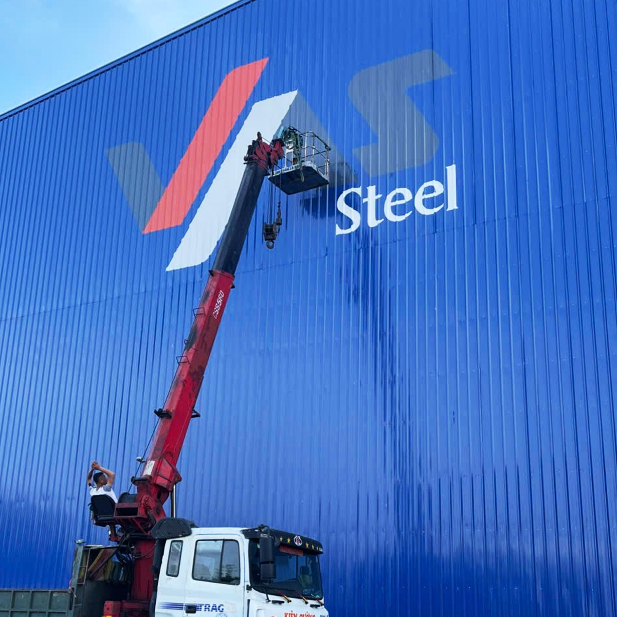 Sơn vẽ logo lên vách tôn nhà xưởng